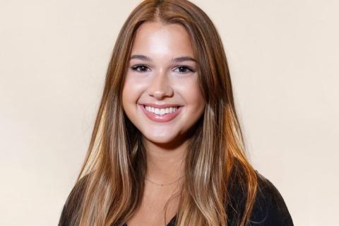 Elizabeth Cook Headshot